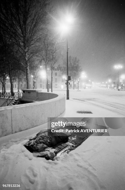 Sans-abris dormant sur une bouche d'égout à Paris le 14 janvier 1987, France.