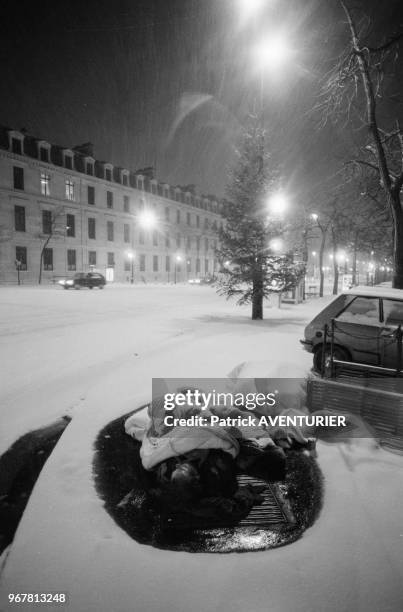 Sans-abris dormant sur une bouche d'égout à Paris le 14 janvier 1987, France.