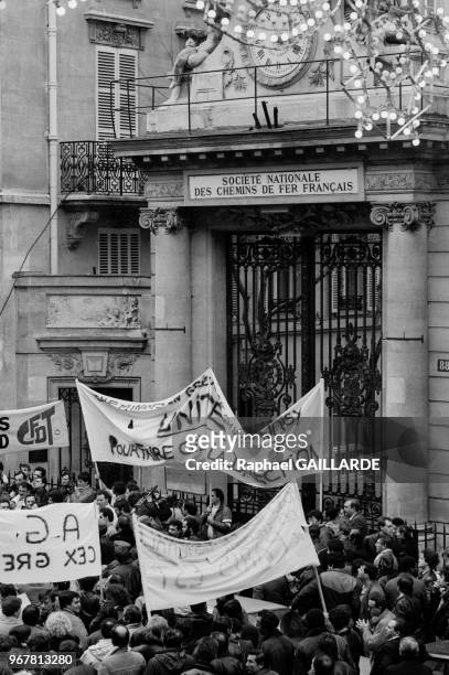 Manifestation de la CFDT devant le siège de la SNCF à Paris le 29 décembre 1986, France.