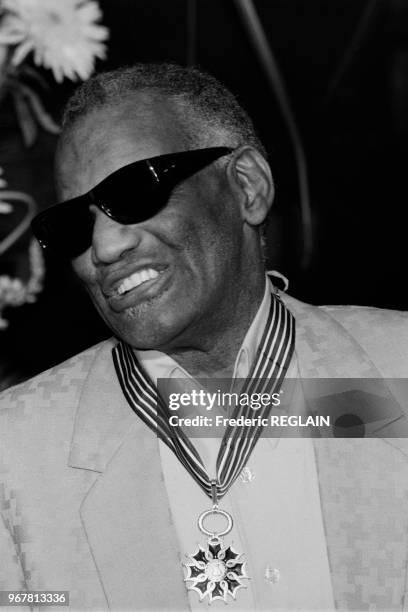 Ray Charles décoré des insignes de Commandeur des Arts et des Lettres par le secrétaire d'état à la Culture Philippe de Villiers, le 21 novembre 1986...