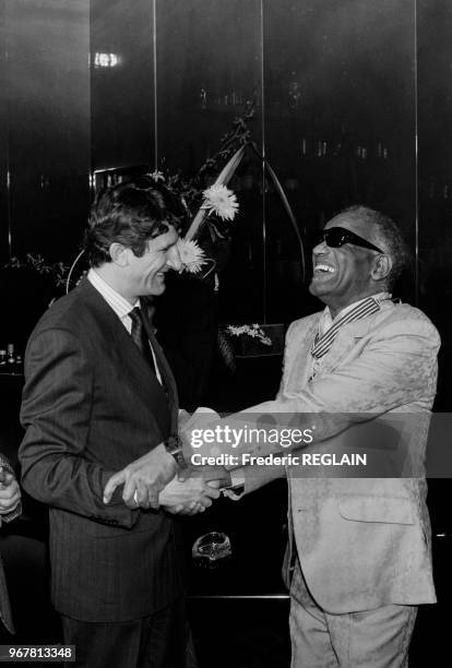 Ray Charles décoré des insignes de Commandeur des Arts et des Lettres par le secrétaire d'état à la Culture Philippe de Villiers, le 21 novembre 1986...