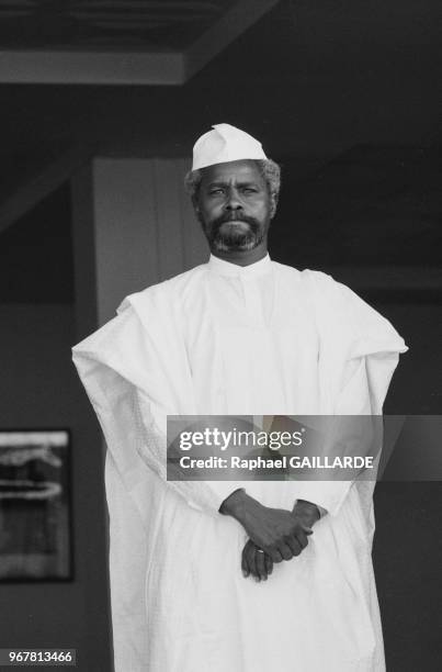 Portrait du président du Tchad Hissène Habré, dictateur, dénonçant l'occupation du nord du Tchad par des troupes libyennes le 16 janvier 1987 à...