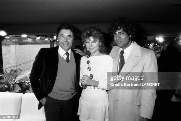 Sacha Distel, Karen Cheryl et Enrico Macias lors de 'la Nuit de la Chanson' organisé par Europe 1 à Paris le 27 avril 1985, France.