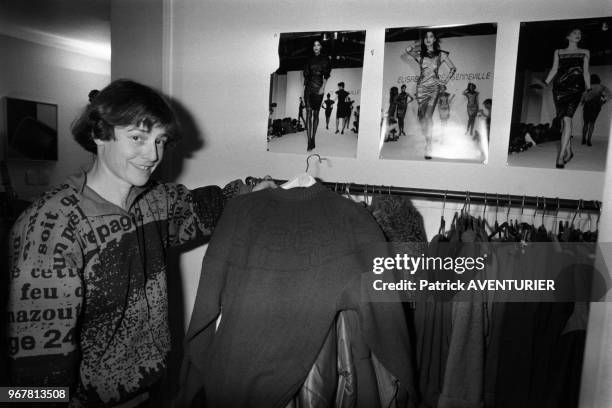 La créatrice de mode,Elisabeth de Senneville, dans son studio de création à Paris le 16 novembre 1983, France.