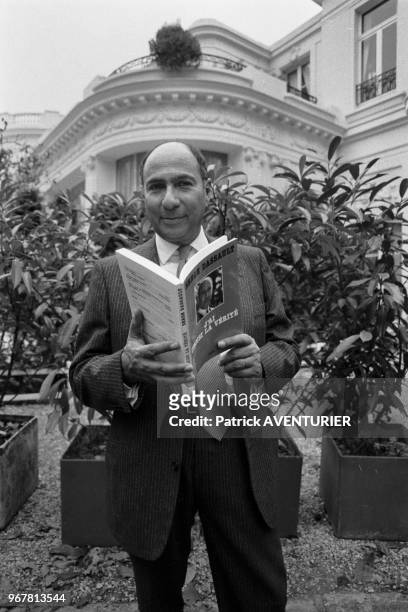 Serge Dassault et son livre 'J'ai choisi la vérité' à Paris le 17 novembre 1983, France.