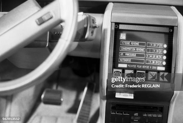 Présentation d'un ordinateur de bord d'une Renault lors du Salon de la 'productique' automobile à Douai le 26 octobre 1984, France.