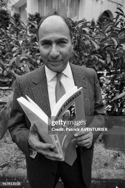 Serge Dassault et son livre 'J'ai choisi la vérité' à Paris le 17 novembre 1983, France.