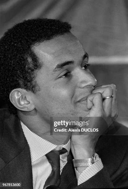 Yannick Noah lors d'une conférence de presse au Paris-Country-Club le 15 avril 1985, France.