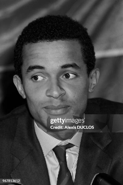 Yannick Noah lors d'une conférence de presse au Paris-Country-Club le 15 avril 1985, France.