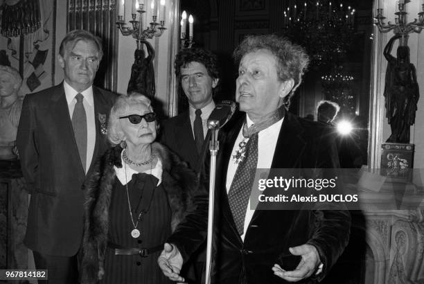 Jean-Louis Barrault reçoit la Légion d'Honneur des mains de Jack Lang sous les yeux de Madelaine Renaud à Paris le 22 avril 1985, France.