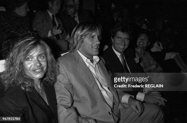 Gérard et Elisabeth Depardieu en compagnie de Jack Lang à la 1ère du film 'Jean de Florette' à Paris le 26 aout 1986, France.