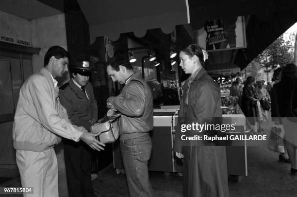 Agents de sécurité fouillant des personnes à l'entré d'un grand magasin après la série d'attentat qui a touché Paris, le 16 septembre 1986, France.