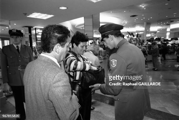 Agents de sécurité fouillant des personnes à l'entré d'un grand magasin après la série d'attentat qui a touché Paris, le 16 septembre 1986, France.