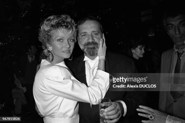 Jean Yanne et sa compagne Mimi Coutelier fêtent la sortie du film 'Liberté, Egalité, Choucroute' chez Régine à Paris le 24 avril 1985, France.