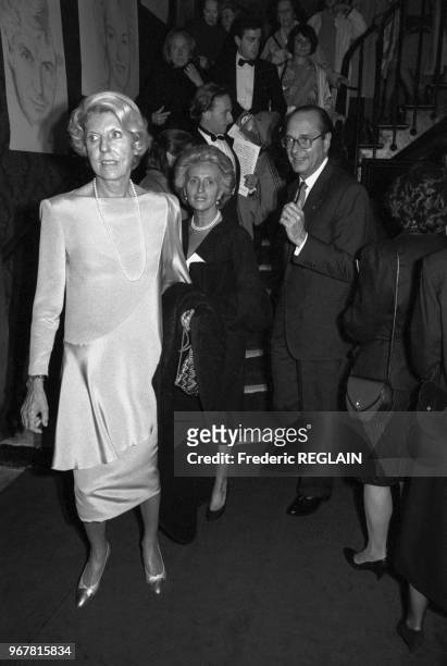 Jacques Chirac en compagnie de sa femme Bernadette Chirac et de Claude Pompidou à la 1ère de la pièce de théâtre 'La maison du lac' à Paris le 16...