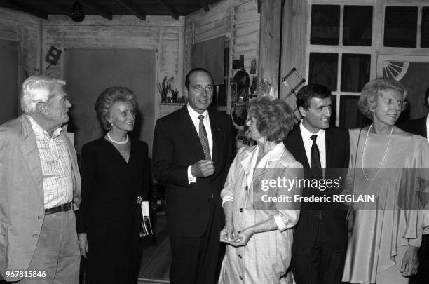 Jacques Chirac en compagnie de Jean Maris, Bernadette Chirac, Claude Pompidou, Edwige Feuillère et de François Léotard à la 1ère de la pièce de...