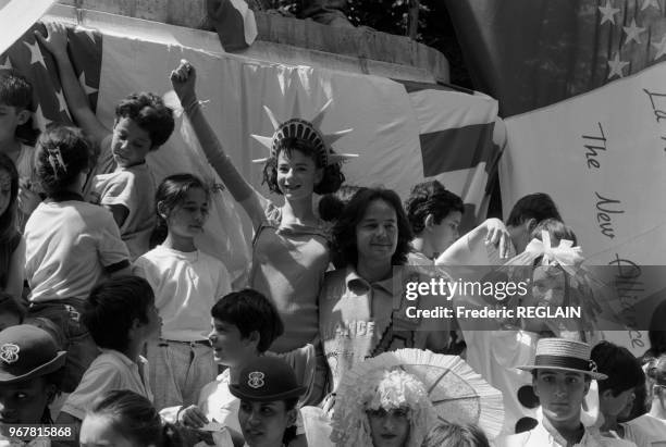 Gonzague Saint Bris en compagnie d'enfants lors d'une marche pour la paix à Paris le 20 juin 1986, France.