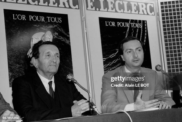 Inauguration du 'Manège à Bijoux' par Michel et Edouard Leclerc à l'hypermarché Leclrec de Rezé-les-Nantes le 18 novembre 1986, France.