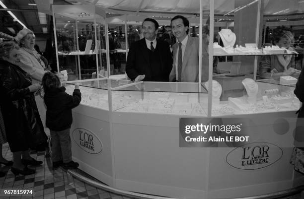 Inauguration du 'Manège à Bijoux' par Michel et Edouard Leclerc à l'hypermarché Leclrec de Rezé-les-Nantes le 18 novembre 1986, France.