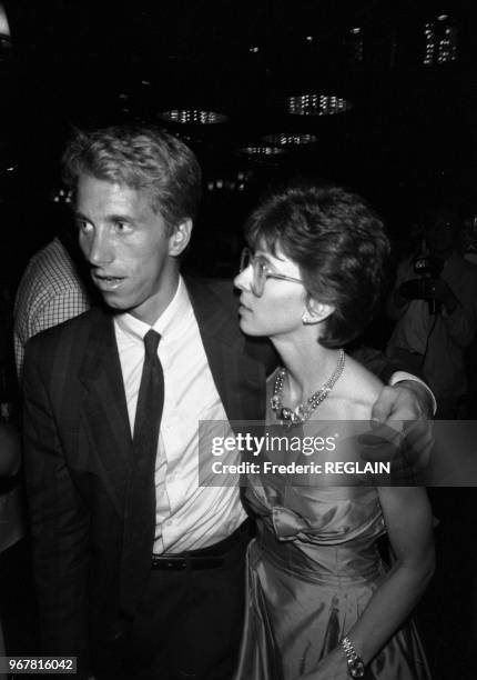 Greg LeMond célèbre sa victoire au Tour de France en compagnie de sa femme à Paris le 27 juillet 1986, France.