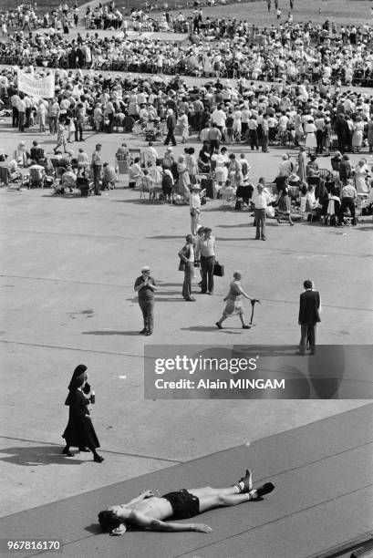 Fidèles lors de la messe célébrée par Jean-Paul II dans le stade de Liverpool le 31 mai 1982, Angleterre.