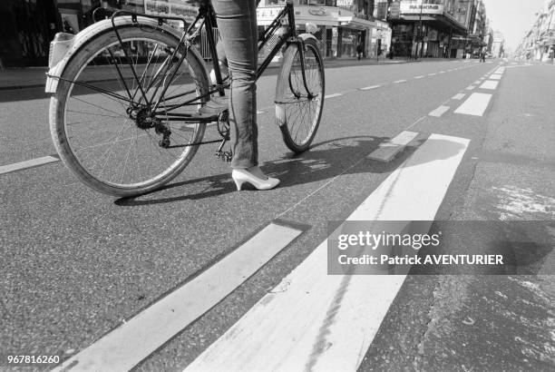 Vélo sur une piste cyclable à Paris en France, le 29 août 1982.