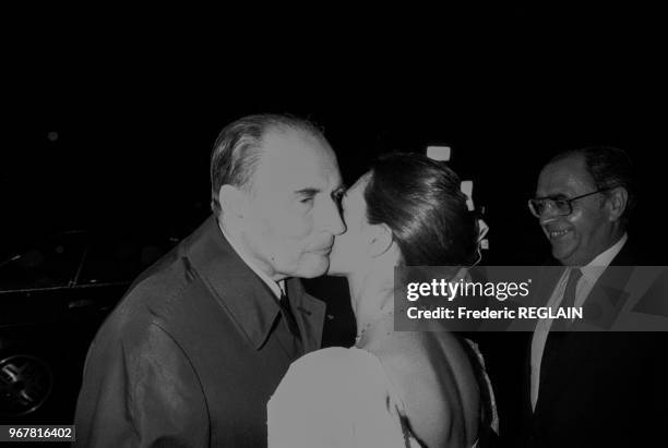 François Mitterrand embrasse la fille de Pierre et Gilberte Bérégovoy, Lise, le jour de son mariage le 15 septembre 1994 à Nevers, France.