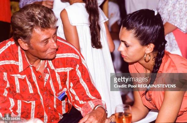 Johnny Hallyday et son épouse Adeline Blondieau le 16 juillet 1990 à Saint-Tropez, France.