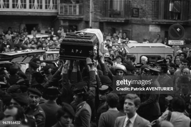 Obsèques de trois gardes civils tués dans un attentat de l'ETA le 28 septembre 1984 à Vitoria, Espagne.