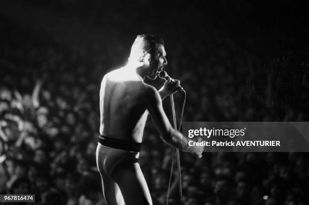 Freddie Mercury, du groupe Queen, lors d'un concert le 18 septembre 1984 à Paris, France.