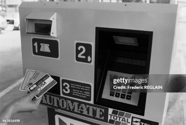 Automate dans une station service à Paris le 18 aout 1986, France.