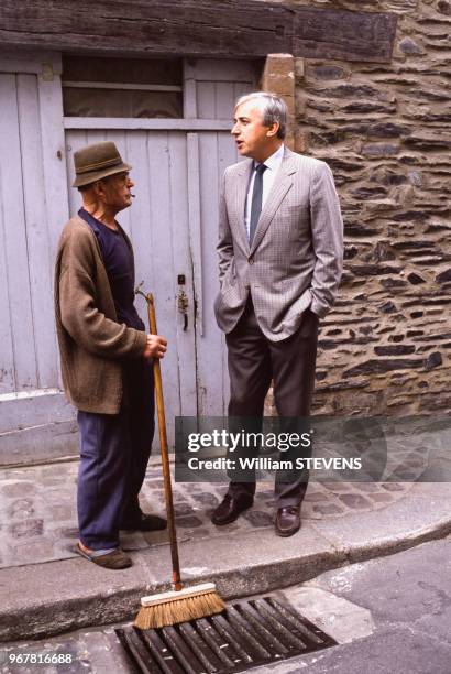 Pierre Méhaignerie, homme politique, s'entreteant avec un habitant de Vitré le 18 juin 1988, France.