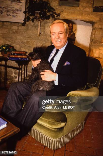 Jean-Marie Le Pen dans sa maison de la Trinité-sur-mer le 17 décembre 1987, France.