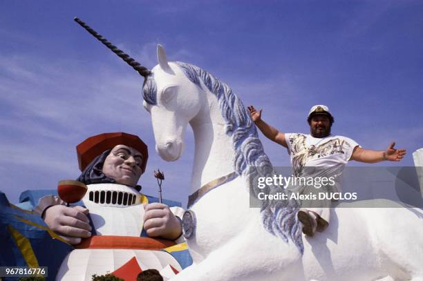 Le chanteur Carlos chevauchant une licorne au parc d'attractions Mirapolis le 16 juin 1988 à Cergy-Pontoise, France.