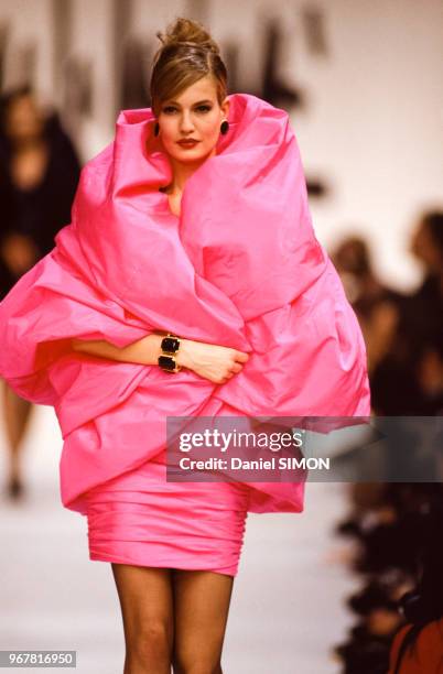 Karen Mulder au défilé Angelo Tarlazzi, Prêt-à-Porter, collection Automne-Hiver 1990-91 à Paris le 15 mars 1990, France.