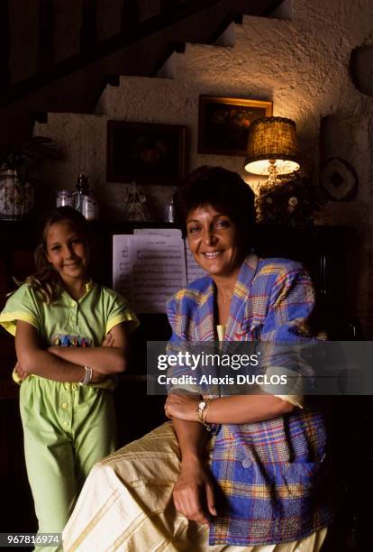 Yann Piat, femme politique, chez elle avec sa fille Angélique le 27 juin 1988 à Hyères, France.