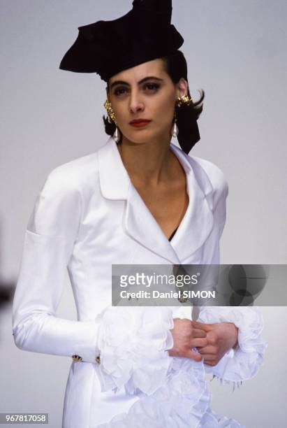 Inès de La Fressange lors du défilé Chanel, Haute-Couture, collection Printemps-été 1988 à Paris le 26 janvier 1988, France.