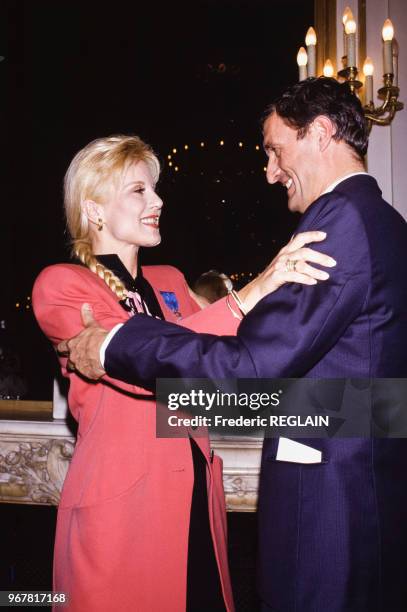 Sylvie Vartan reçoit la médaille du mérite des mains de François Léotard à Paris le 13 novembre 1987, France.