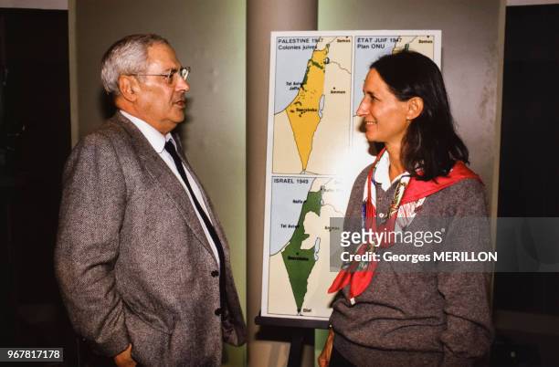 Armand Jammot et l'écrivaine et politicienne israélienne Yaël Dayan lors de l'émission les 'Dossiers de l'écran' à Paris le 17 novembre 1987, France.