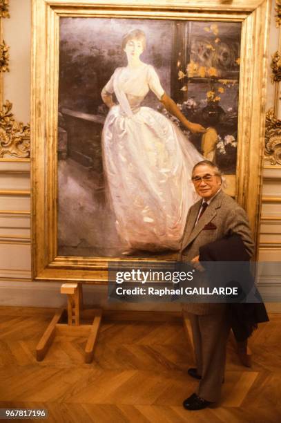 Le milliardaire japonais Fokuzo Mizushima pose devant le tableau de Amedeo Modigliani 'Le Belle Romaine' à Paris le 22 novembre 1987, France.