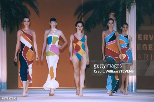 Défilé de mode au profit de l'association Le Rayon vert le 16 mars 1998 à Paris, France.