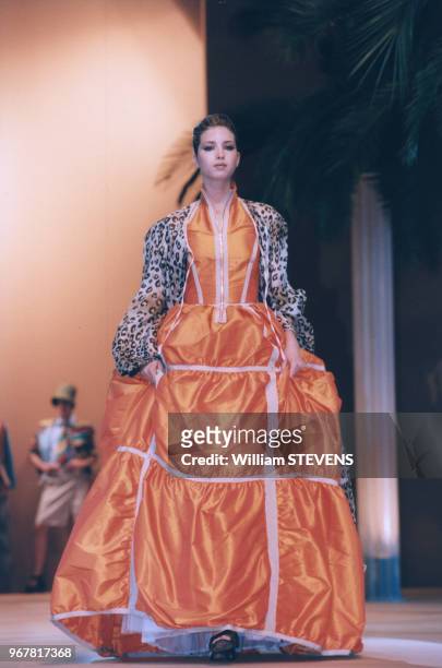 Le top model Ivanka Trump lors du défilé de mode au profit de l'association Le Rayon vert le 16 mars 1998 à Paris, France.