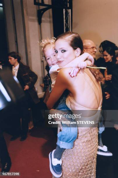 Inés Rivero au défilé de mode au profit de l'association Le Rayon vert dédiée aux enfants malades le 16 mars 1998 à Paris, France.