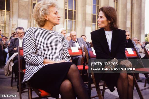 Bernadette Chirac et Micheline Chaban-Delmas lors du 30e anniversaire d'ATD Quart-Monde au Trocadéro le 17 octobre 1987 à Paris, France.