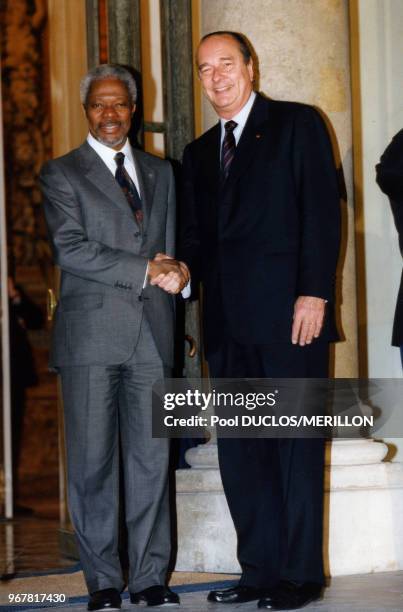 Le président de la République Jacques Chirac et le secrétaire général des Nations unies Kofi Annan au palais de l'Elysée le 23 février 1998 à Paris,...