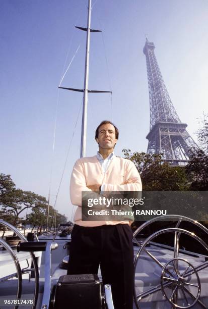 Marc Pajot sur son voilier French Kiss ancré sur la Seine près de la tour Eiffel le 18 octobre 1985, France.