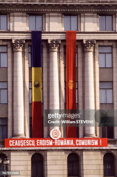 Propagande à la gloire de Nicolae Ceausescu sur un édifice public le 22 novembre 1989, à Bucarest, Roumanie.