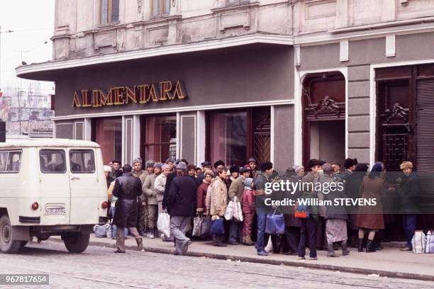 File d'attente devant un magasin alimentaire le 22 novembre 1989, à Bucarest, Roumanie.