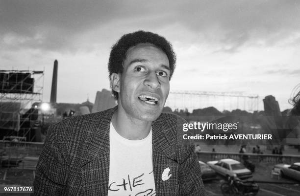 Harlem Désir lors du concert de 'Touche pas à mon pote' à l'appel de SOS Racisme, Place de la Concorde à Paris le 15 juin 1985, France.