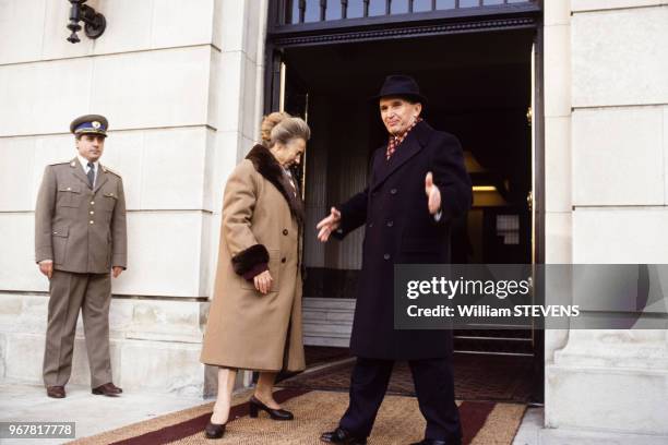 Nicolae Ceausescu et son épouse Elena acclamés lors de leur sortie du palais présidentiel le 24 novembre 1989, Roumanie.